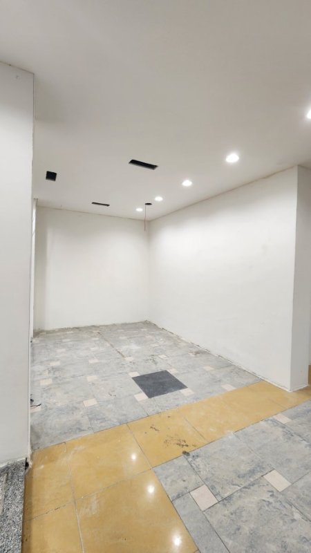 Tirane, jepet me qera ambjent biznesi Kati 0, 1.500 m² 1.500 € (Qender, Rruga Kavajes)