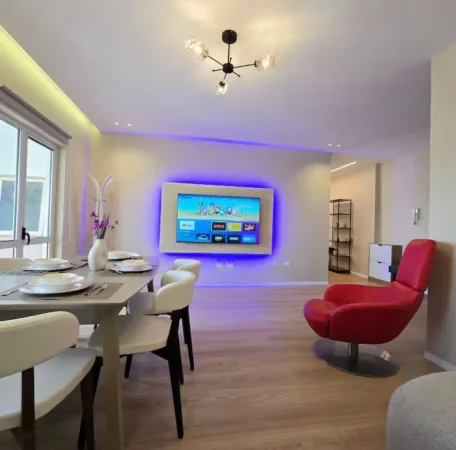 Tirane, jepet me qera apartament+verande | Penthouse 2+1+Ballkon Kati 8, 130 m² 1.300 € (Rr. Ibrahim Rugova, Bllok)