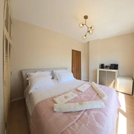 Tirane, jepet me qera apartament+verande | Penthouse 2+1+Ballkon Kati 8, 130 m² 1.300 € (Rr. Ibrahim Rugova, Bllok)