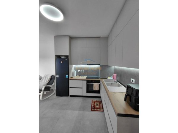 Tirane, jepet me qera apartament Kati 8, 73 m² 600 €