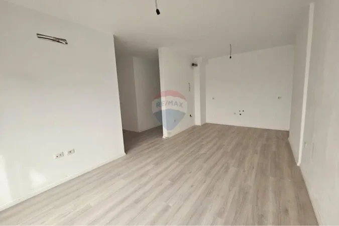 Tirane, jepet me qera zyre , 83 m² 701 € 