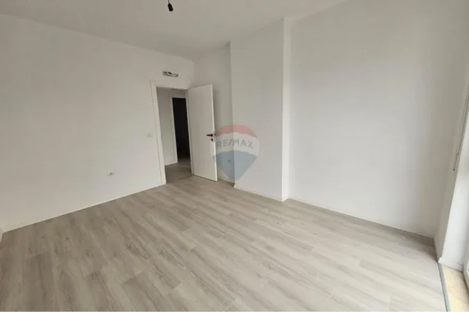 Tirane, jepet me qera zyre , 83 m² 701 € 