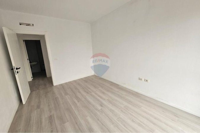 Tirane, jepet me qera zyre , 83 m² 701 € 