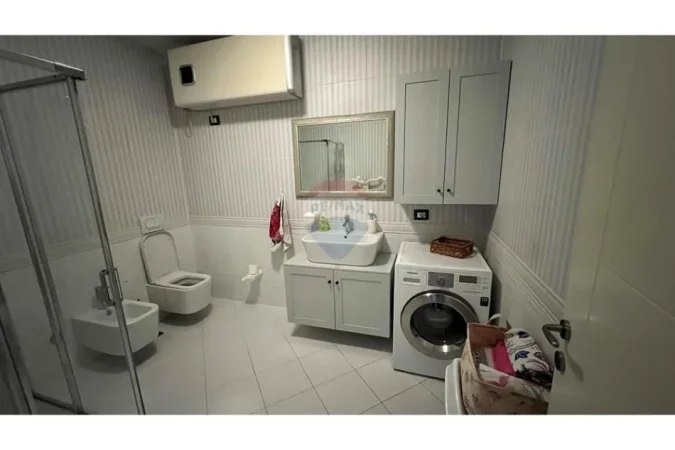 Tirane, jepet me qera apartament 3+1+Ballkon , 125 m² 2.001 € 