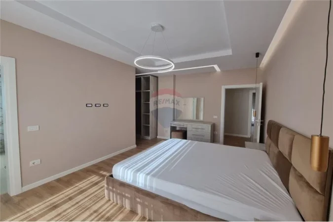 Tirane, jepet me qera apartament 3+1+Ballkon , 174 m² 1.801 € 