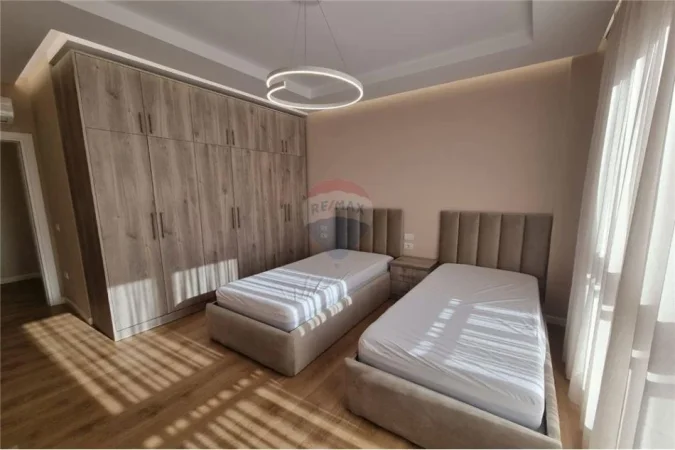 Tirane, jepet me qera apartament 3+1+Ballkon , 174 m² 1.801 € 