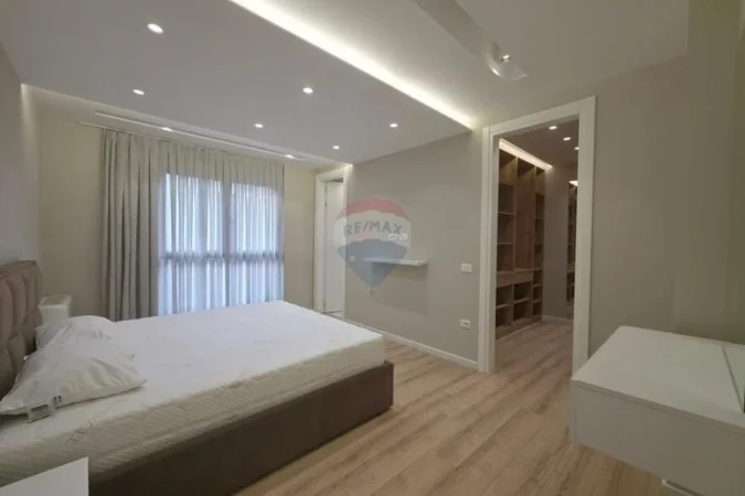 Tirane, jepet me qera apartament 3+1 , 190 m² 2.000 € 