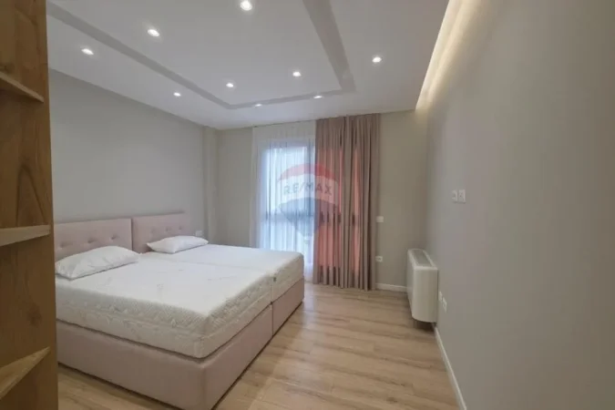 Tirane, jepet me qera apartament 3+1 , 190 m² 2.000 € 