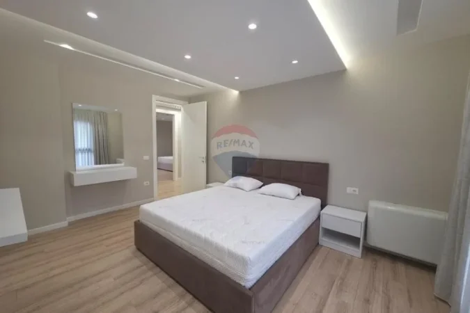 Tirane, jepet me qera apartament 3+1 , 190 m² 2.000 € 