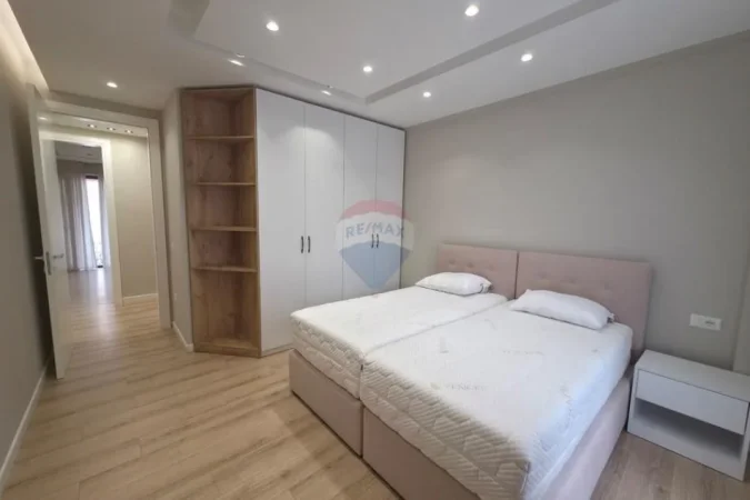 Tirane, jepet me qera apartament 3+1 , 190 m² 2.000 € 