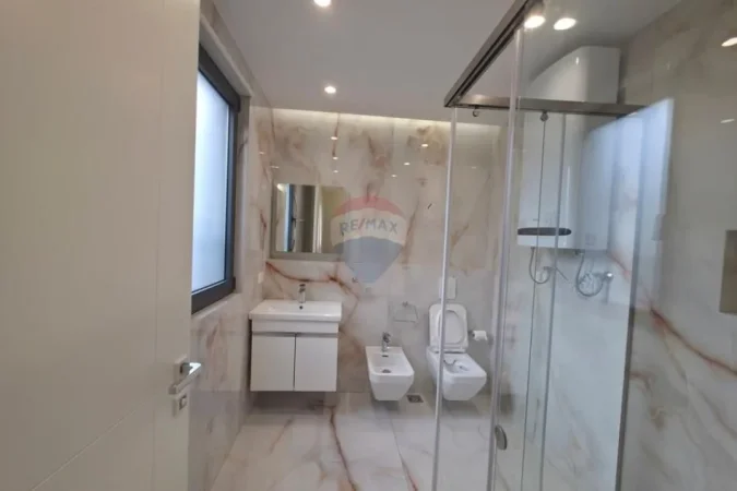 Tirane, jepet me qera apartament 3+1 , 190 m² 2.000 € 