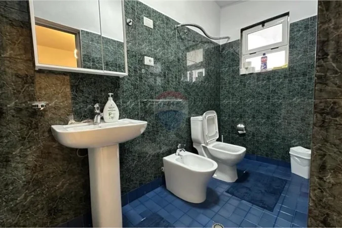 Tirane, jepet me qera apartament 2+1 , 92 m² 900 € (Rruga Elbanas)