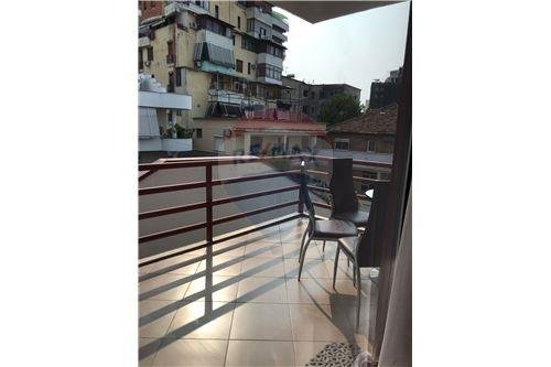 Tirane, jepet me qera apartament 2+1 100 m² 450 Euro (Rruga e Dibres)