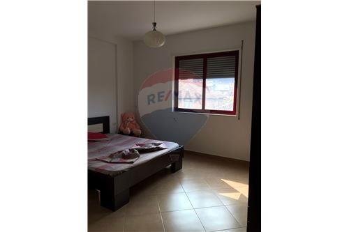 Tirane, jepet me qera apartament 2+1+BLK 450 Euro