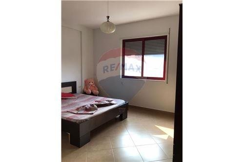 Tirane, jepet me qera apartament 2+1 100 m² 450 Euro (Rruga e Dibres)
