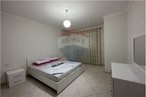 Tirane, jepet me qera apartament 2+1 Kati 2, 100 m² 500 Euro