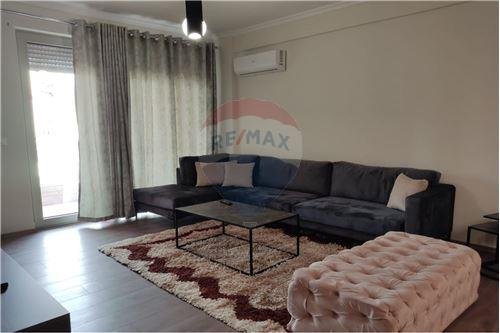 Tirane, jepet me qera apartament 1+1 68 m² 700 Euro (Zogu Zi)