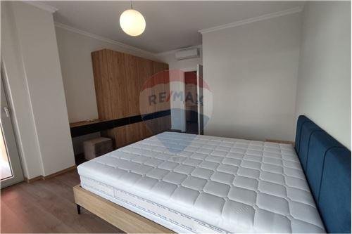 Tirane, jepet me qera apartament 1+1 68 m² 700 Euro (Zogu Zi)