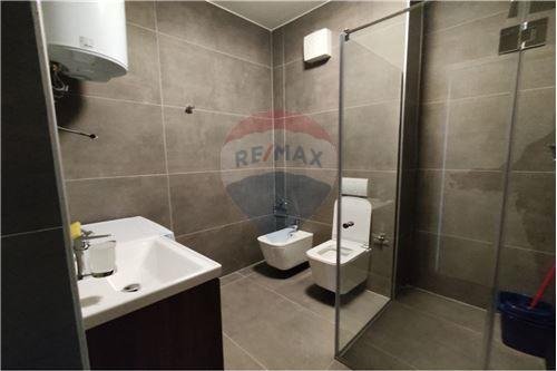 Tirane, jepet me qera apartament 1+1 68 m² 700 Euro (Zogu Zi)