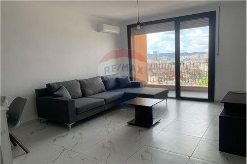 Tirane, jepet me qera apartament 2+1 105 m² 500 Euro (Kongresi Manastirit)