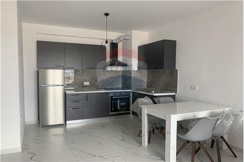 Tirane, jepet me qera apartament 2+1 105 m² 500 Euro (Kongresi Manastirit)