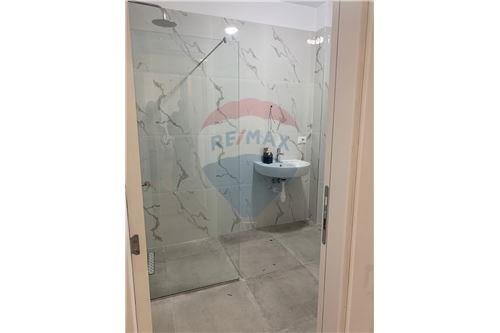 Tirane, jepet me qera apartament 2+1 105 m² 500 Euro (Kongresi Manastirit)