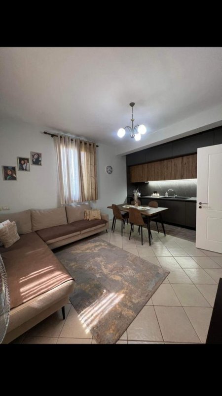 Tirane, shitet shtepi 2 katëshe e formes  2+1 ,sip ndertimi 220 m² +300 m2 truall,çmimi 190.000 Euro(Bulevardi Nënë Tereza)Qendër -Kamez