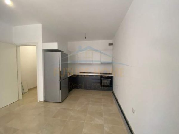 Tirane, jepet me qera apartament 2+1+BLK Kati 1, 500 Euro (Rruga  E Barrikadave)