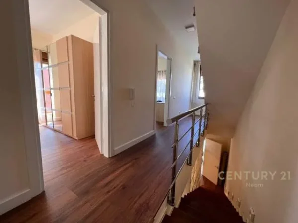 Tirane, jepet me qera Vile 3+1 Kati 3, 240 m² 2.000 Euro (Teg)