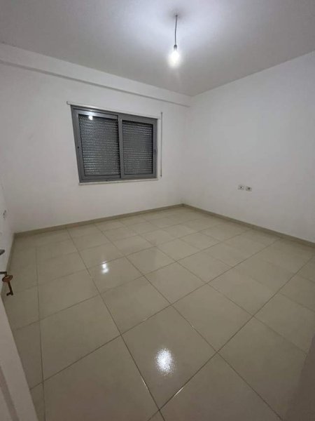 Tirane, shitet apartament 2+1+2 tualete, Kati 2, 110 m² 175.000 Euro tek Komuna e Parisit