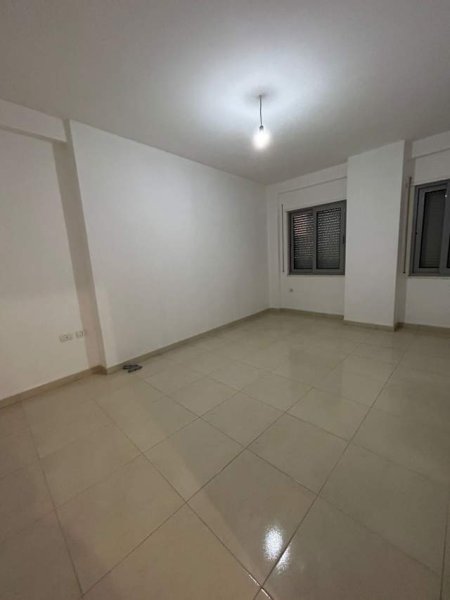 Tirane, shitet apartament 2+1+2 tualete, Kati 2, 110 m² 175.000 Euro tek Komuna e Parisit