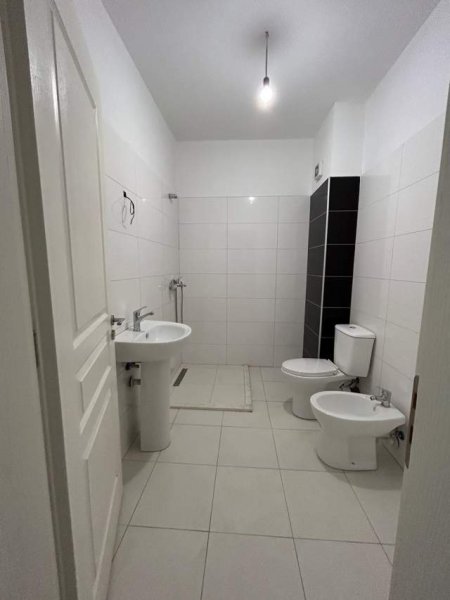 Tirane, shitet apartament 2+1+2 tualete, Kati 2, 110 m² 175.000 Euro tek Komuna e Parisit
