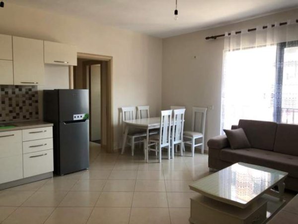 Tirane, jepet me qera 110 m² 480 Euro (Yzberisht prane palestres Unik)