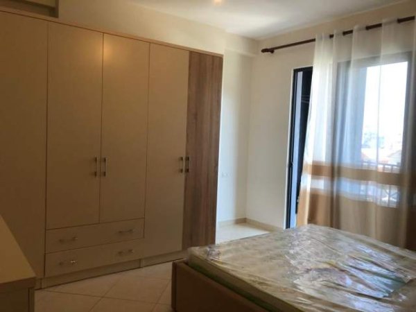 Tirane, jepet me qera 110 m² 480 Euro (Yzberisht prane palestres Unik)