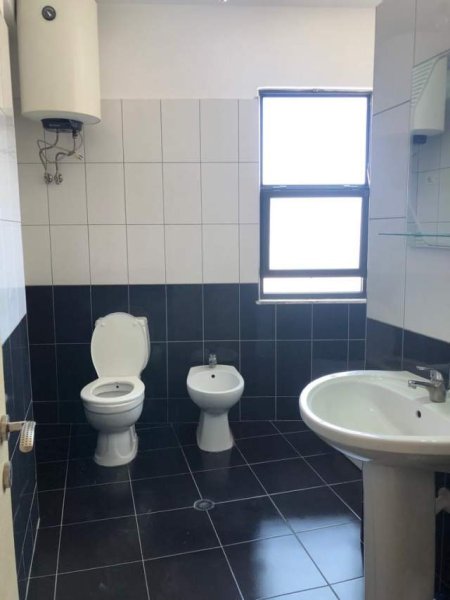 Tirane, jepet me qera 110 m² 480 Euro (Yzberisht prane palestres Unik)