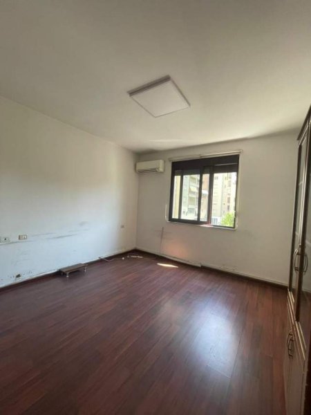 Tirane, jepet me qera 120 m² 700 Euro (Rruga Panorama, Kompleksi Prestige)