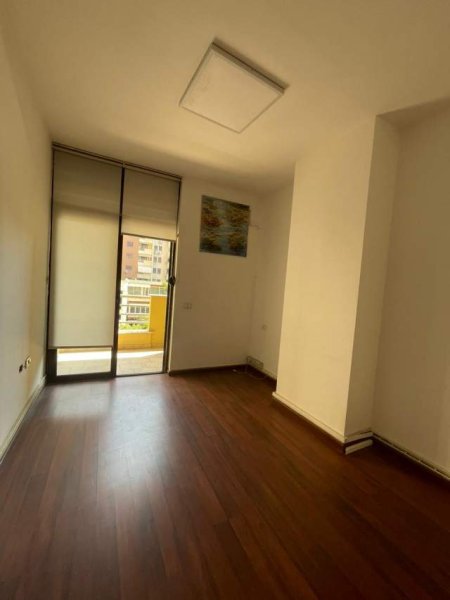 Tirane, jepet me qera 120 m² 700 Euro (Rruga Panorama, Kompleksi Prestige)