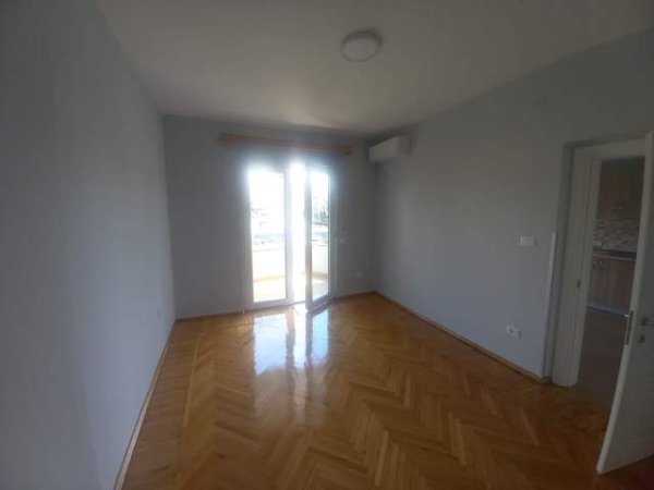 Tirane, jepet me qera 90 m² 400 Euro (Rruga Myslym Shyr prane drejtoris se policise)