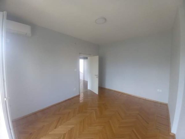 Tirane, jepet me qera 90 m² 400 Euro (Rruga Myslym Shyr prane drejtoris se policise)