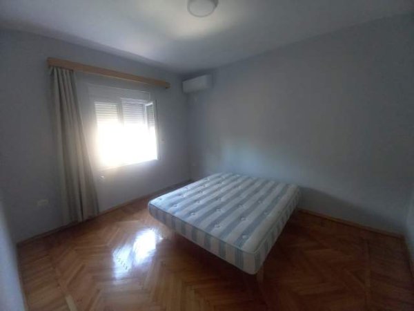 Tirane, jepet me qera 90 m² 400 Euro (Rruga Myslym Shyr prane drejtoris se policise)