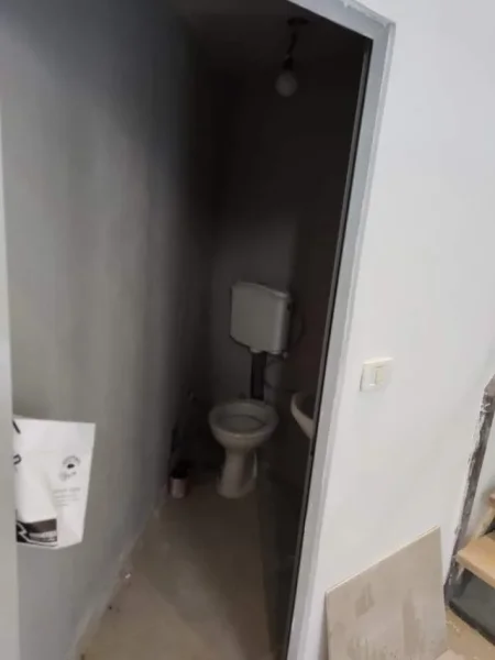 Tirane, jepet me qera dyqan Kati 1, 80 m² 900 Euro (Komuna e Parsiti)