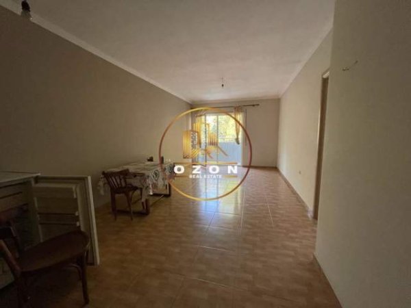 Tirane, jepet me qera apartament 1+1+A+BLK Kati 4, 60 m² 300 Euro (Fresku)