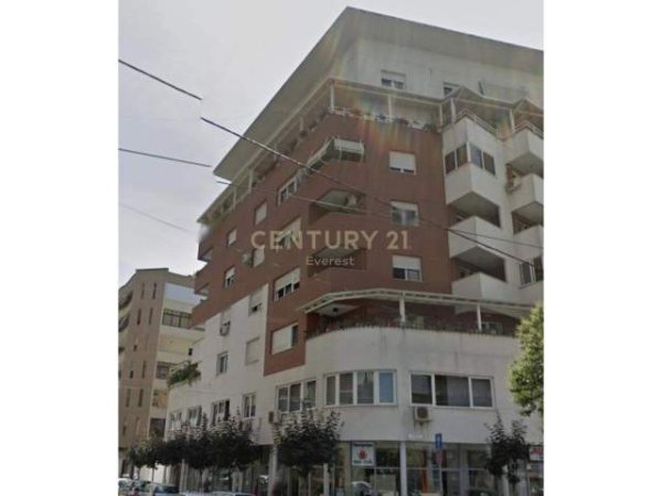 Tirane, jepet me qera apartament 2+1 Kati 3, 120 m² 600 Euro (RRUGA BOGDANEVE,)