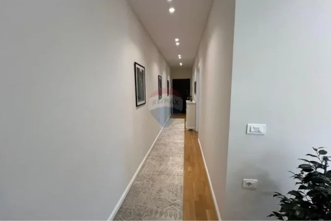 Tirane, jepet me qera apartament 2+1+Ballkon , 105 m² 705 € 