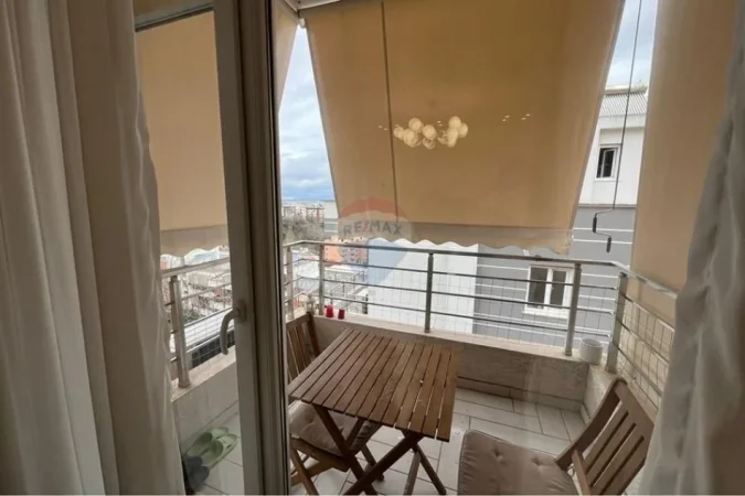 Tirane, jepet me qera apartament 2+1+Ballkon , 105 m² 705 € 