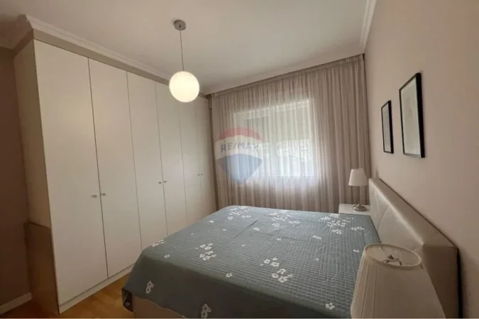 Tirane, jepet me qera apartament 2+1+Ballkon , 105 m² 705 € 