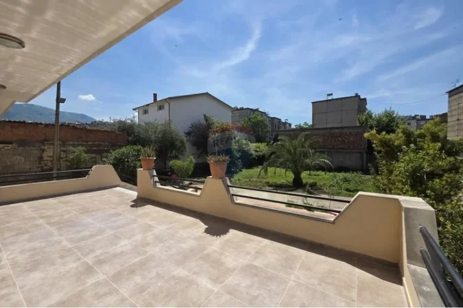 Tirane, jepet me qera Vile 4+1 , 1.986 m² 1.703 € 