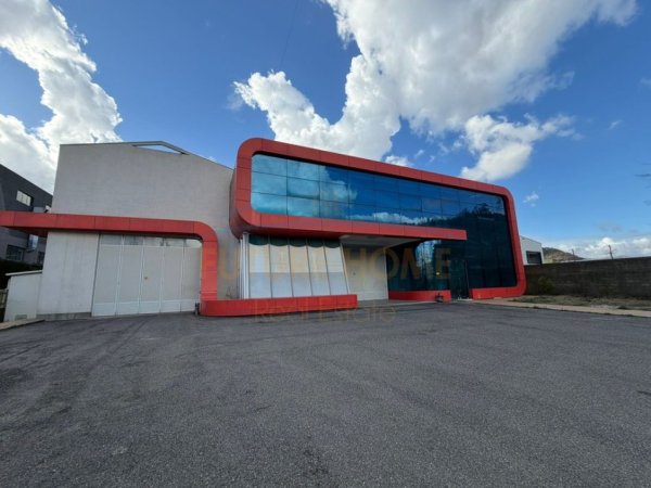 Tirane, jepet me qera Kati 0, 2.000 m² 7.000 €