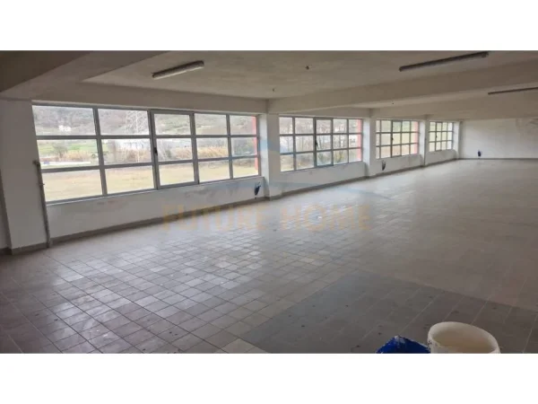 Tirane, jepet me qera Kati 0, 720 m² 2.200 €