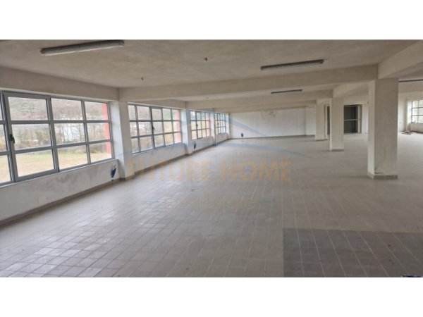 Tirane, jepet me qera Kati 0, 720 m² 2.200 €